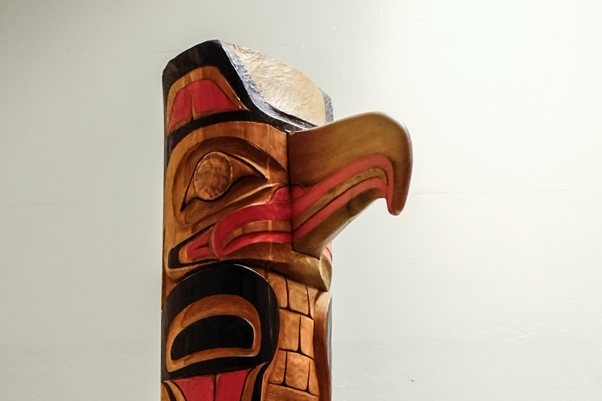 A close-up on the totem carved by Bernie Williams